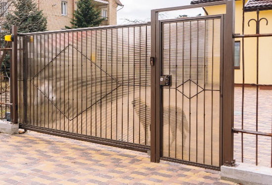 Купить ворота из профлиста с элементами ковки, с металлическими столбами в рамке или под дерево в Елабуге от 157140 руб